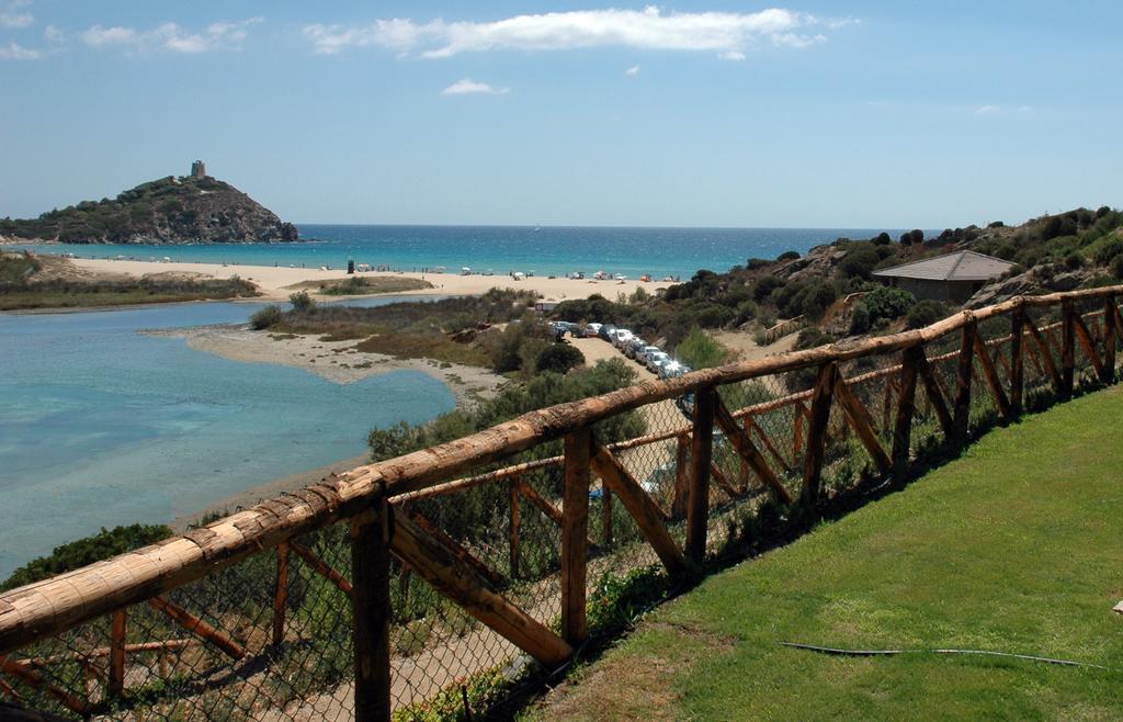 Case Sul Mare Residenze Di Bes Chia Exterior foto